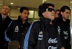 kongen. Maradona blev fanget af AP's fotograf i lufthavnen i Zürich, inden argentineren skulle stå skoleret for Fifa. 