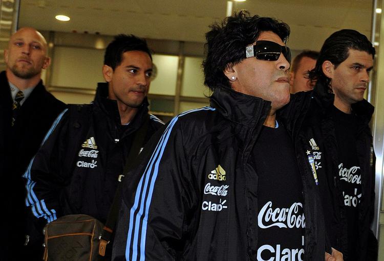 kongen. Maradona blev fanget af AP's fotograf i lufthavnen i Zürich, inden argentineren skulle stå skoleret for Fifa. 
