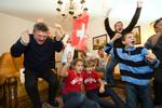 hurra. Hjemme his familien Veseli skabte det glæde, da farmand Stefan og de øvrige, at Schweiz kom foran 1-0. 