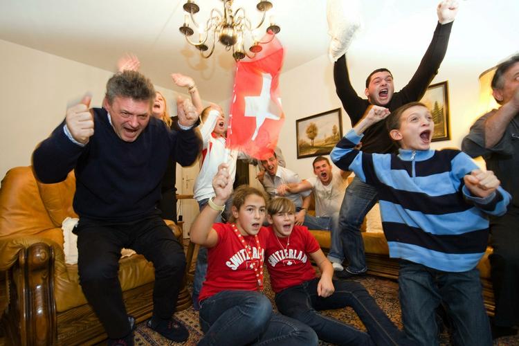 hurra. Hjemme his familien Veseli skabte det glæde, da farmand Stefan og de øvrige, at Schweiz kom foran 1-0. 