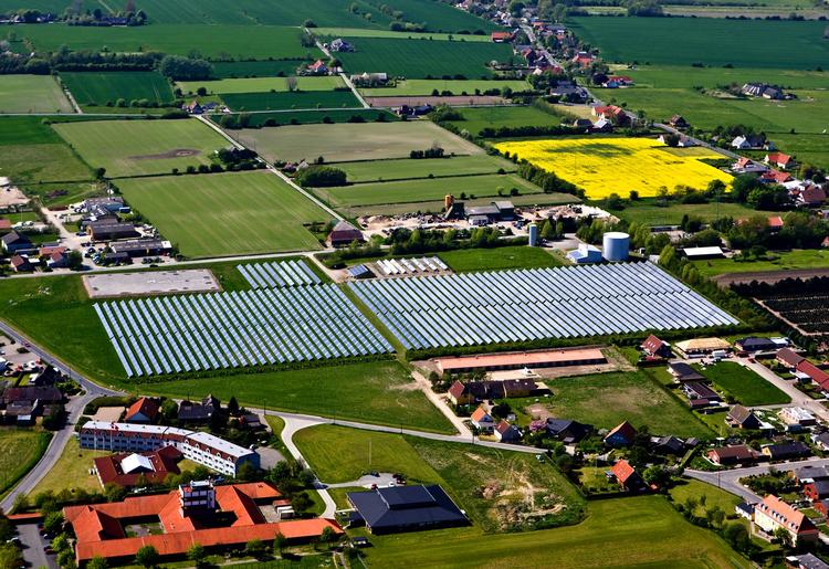 Verdens største solfangerpark er beliggende i Marstal på Ærø og leverer fjernvarme på kolde nætter. 
