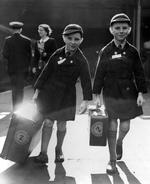 Emigranter. 6. Oktober 1950 ankommer de 10-årige tvillinger Brian Thomas og James Sullivan fra London til Auckland i New Zealand. 