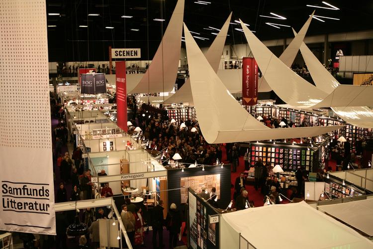 Vue over et af hovedstrøgene ved årets bogmesse i Forum. 
