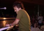 Den fremragende performer, der er blevet kaldt alt fra en musikalsk Harry  Potter, over jazzens Jamie Oliver til slet og ret one of the lads,  forsøger at sprænge grænserne. 