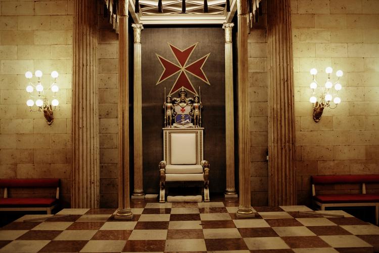 hellige haller. Frimurerne fastholder, at deres ritualer skal være hemmelige, fordi det ellers vil ødelægge oplevelsen for nye logebrødre. Her ses stormesterens stol i en af salene i Stamhuset på Blegdamsvej i København. 