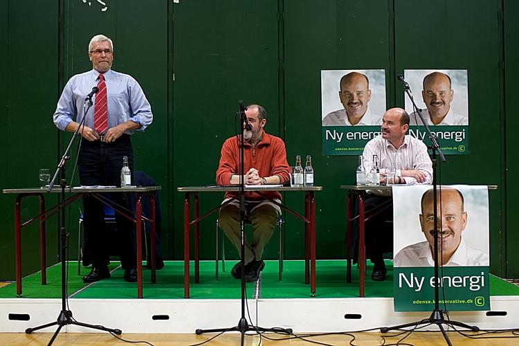 DUELLANTER. Socialdemokraten Anker Boye (tv) og den konservative Jan Boye (th) under valgmøde. Arkivfoto. 