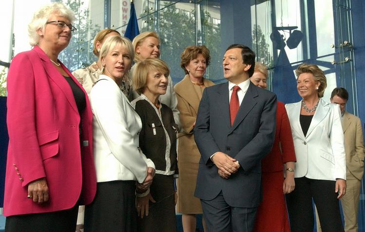 Kvindesag. EU-kommissionens formand, Jose Manuel Baroso med de kvindelige kommissærer, han udpegede i 2004. Margot Walström er nr. 2 fra venstre. Neelie Kroes nr. tre fra venstre bagved. Diana Wallis er ikke med. Hun er næstformand i EU-parlamentet. 
