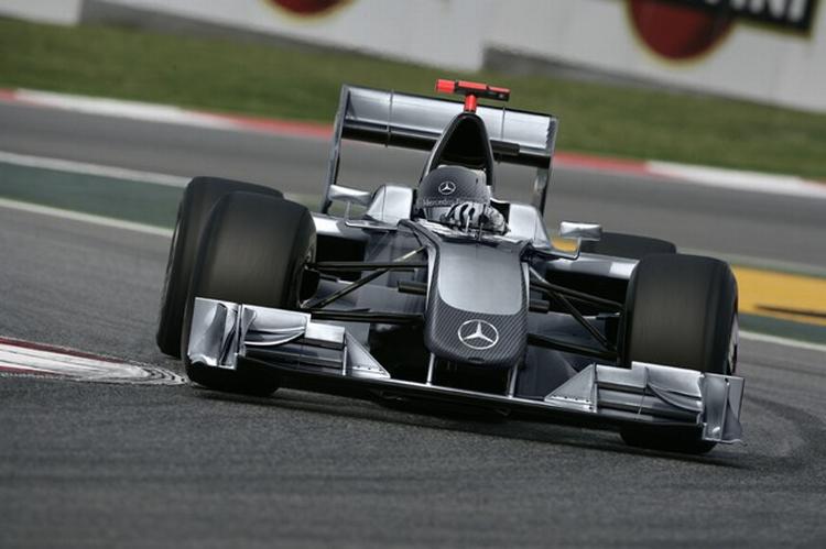 HOLDSKIFTE. Mercedes-Benz sælger ud af sine aktier i McLaren og køber i stedet Brawn-teamet. 