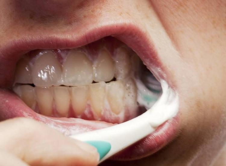 Økotanpasta uden fluor kan gør det svært at holde huller fra de fine bisser. Men Øko-producenterne bryder sig ikke om fluor. 