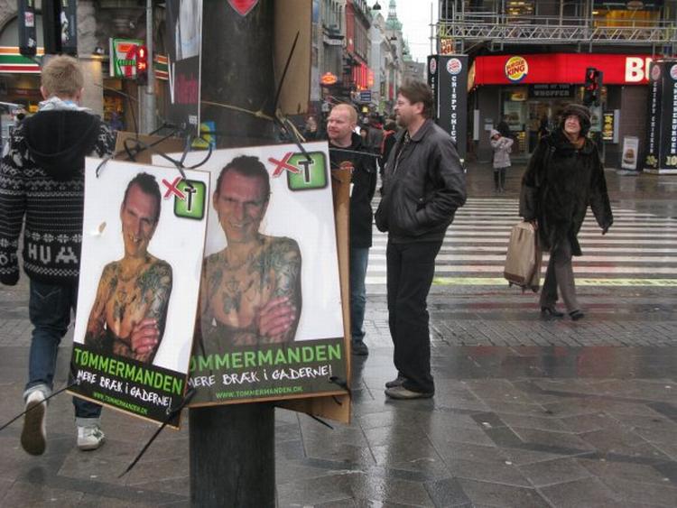 Plakatfuld. Man kan ikke stemme på ham her. Han skal bare sælge et middel mod tømmermænd. 