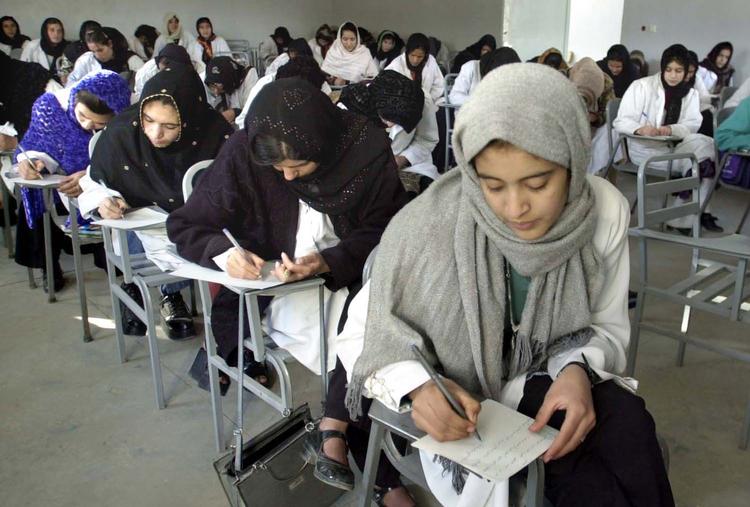 Skolegang. Afghanerne oplever selv fremskridt i hverdagen. Blandt andet er der bygget flere skoler til pigerne. Arkivfoto. 