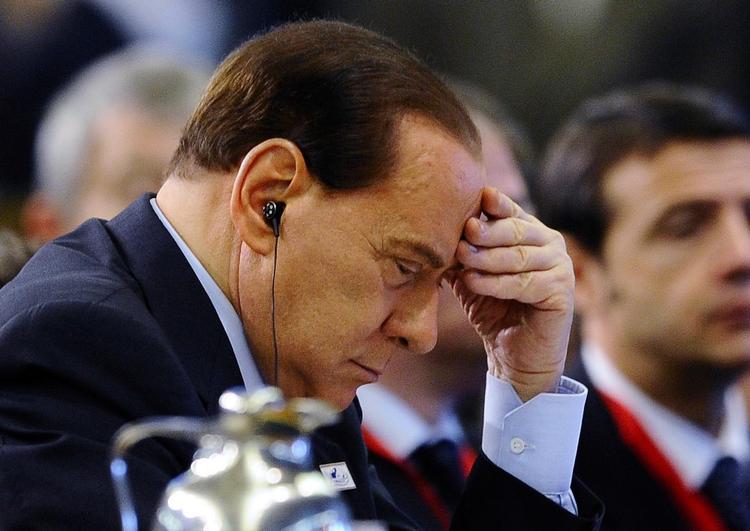Presset. Silvio Berlusconi har nok at se til. I dag deltog han i et FN topmøde om sult, og derfor er retssagen mod den italienske premierminister blevet udsat til januar. 