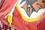 nedsættende. Washington Redskins beholder navnet og må fortsat benytte et indiansk ansigt som klubbens logo. Arkivfoto: AP 