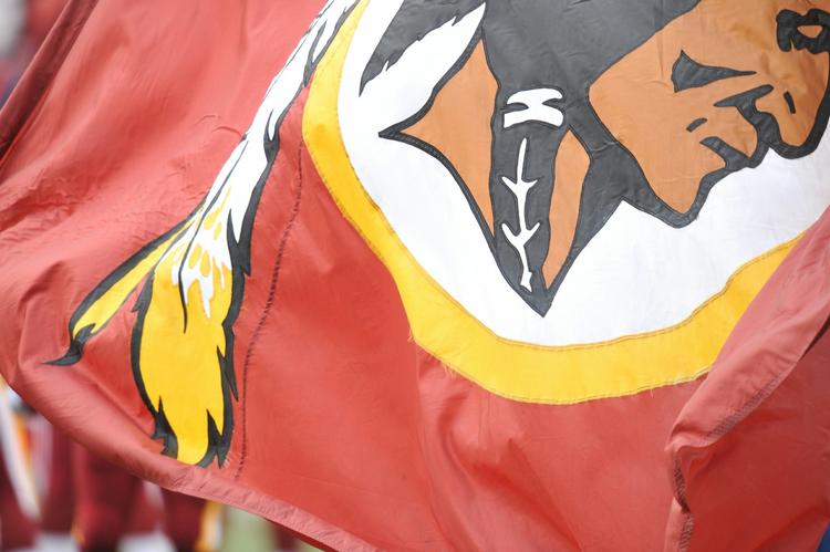 nedsættende. Washington Redskins beholder navnet og må fortsat benytte et indiansk ansigt som klubbens logo. Arkivfoto: AP 