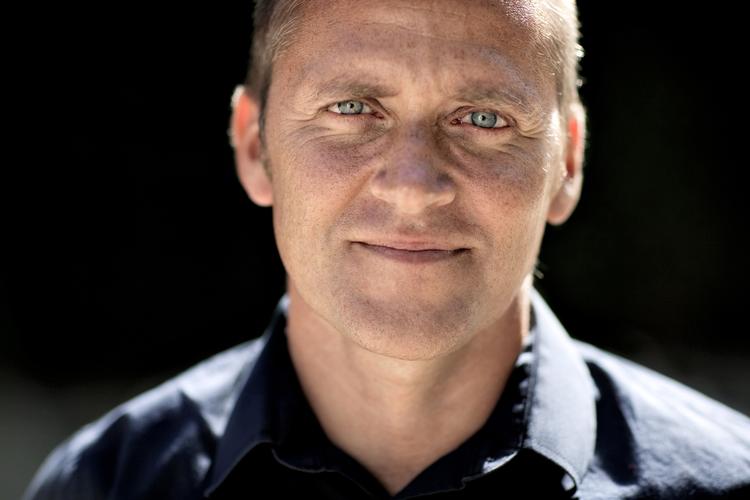 Chefskifte. Anders Samuelsen kan ikke være med i partilederrunden på DR i morgen, så Liberal Alliance har kortvarigt skiftet leder for at kunne være med i debatten. 