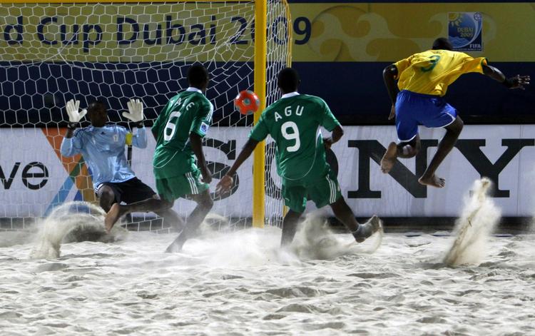 støvsky. Brasilien og Nigeria mødtes i går ved World Cup i strandfodbold. Følg dagens kampe live i tv. 