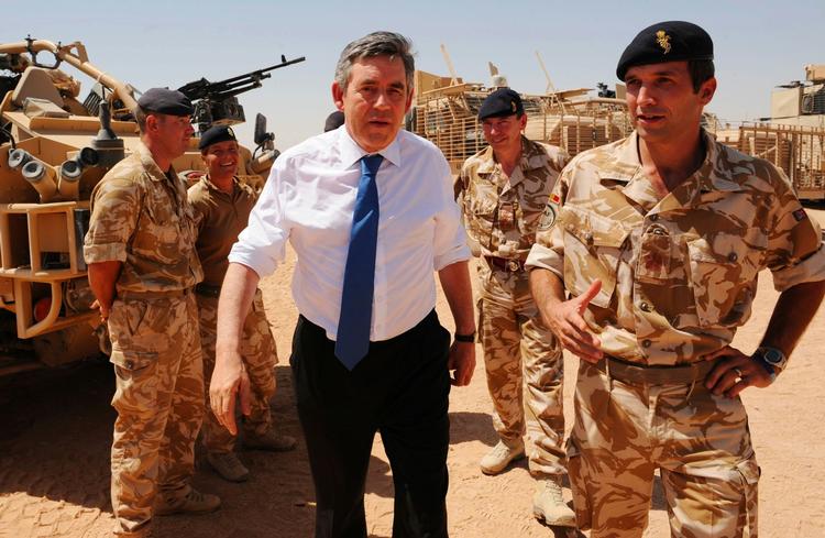 Engelske Gordon Brown på besøg hos tropperne i Afghanistan. Nu vil han have dem hjem. Den engelske valgkamp er begyndt. 