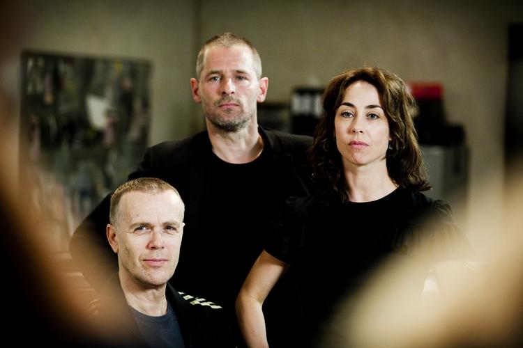 Tre af skuespillerne fra 'Forbrydelsen II' ved et pressemøde. Fra venstre Morten Suurballe, Mikael Birkkjær og Sofie Gråbøl. 