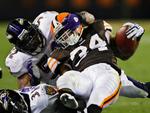 nede. Cleveland Browns' running back Chris Jennings (nummer 34) blev holdt ned af Ray Lewis. 
