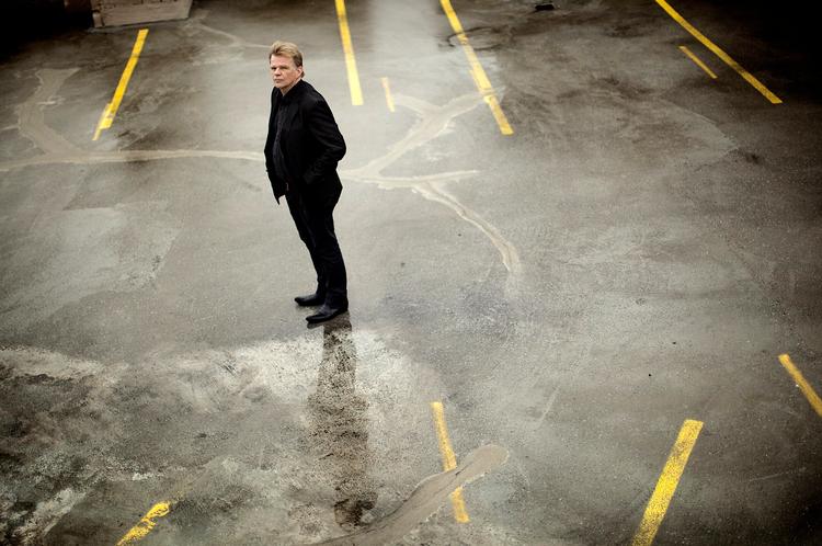 langtidsparkering. Finansvikingerne drog videre og parkerede en gæld, der er større end Tysklands krigsgæld efter Anden Verdenskrig, hos en befolkning på 300.000 mennesker, lyder det fra Einar Már Guðmundsson, der netop har været i Danmark for at fortælle om 'Hvidbogen - Krisen på Island'. Foto: Peter Hove Olesen