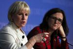 Næstformand i Kommsisionen Margot Wallström (til venstre) med sin afløser i EU-kommissionen: 41-årige Cecilia Malmstöm. Sverige sender en kvinde, mens Danmark tøver. 