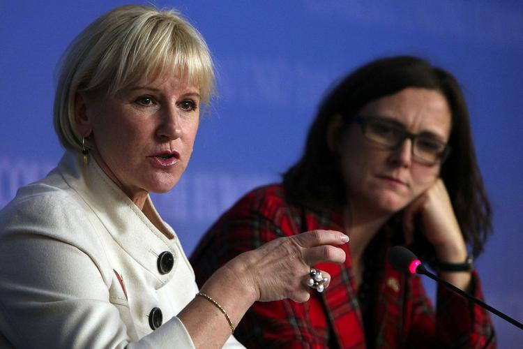 Næstformand i Kommsisionen Margot Wallström (til venstre) med sin afløser i EU-kommissionen: 41-årige Cecilia Malmstöm. Sverige sender en kvinde, mens Danmark tøver. 