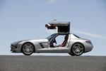 Når Mercedes SLS AMG står på alle fire hjul, er det let at åbne dørene. Men hvad hvis den ruller rundt? 