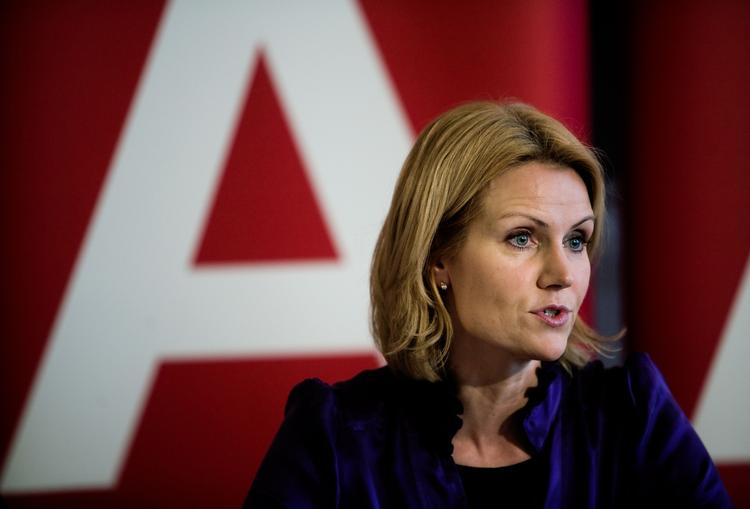 Sengeliggende. Helle Thorning-Schmidts børn har ligget hele weekenden med influenza. I nat blev partilederen også ramt af influenzaeb, som hun frygter, er H1N1. 