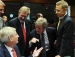 Udenrigsminister Per Stig Møller (K) har de sidste to dage været til EU-ministermøde. Han mener ikke, at briterne har planer om at trække deres soldater hjem. 