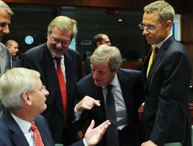 Udenrigsminister Per Stig Møller (K) har de sidste to dage været til EU-ministermøde. Han mener ikke, at briterne har planer om at trække deres soldater hjem. 