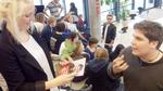 Ungevalg. Frederik Frisdahl Madsen (S) fører valgkampagne på Svendborg gymnasium. 