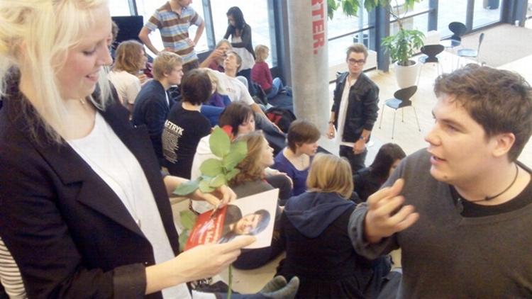 Ungevalg. Frederik Frisdahl Madsen (S) fører valgkampagne på Svendborg gymnasium. 