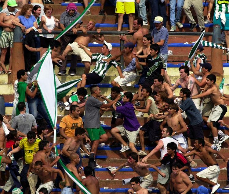 FODBOLDBØLLER. Hvis de argentinske hooliganer opfører sig ordentligt kan de komme til VM på statens regning. 