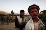 Afghanske mænd igger på tyske soldater på patrulje i Kunduz-provinsen i Afghanistan. 