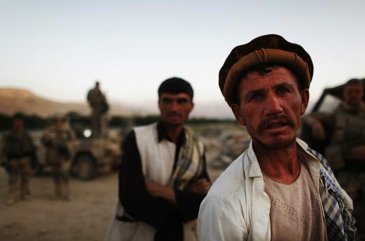 Afghanske mænd igger på tyske soldater på patrulje i Kunduz-provinsen i Afghanistan. 