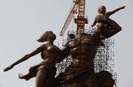 Genfødsel. Statuen skal symbolisere Afrikas genfødsel, siger præsidenten, og kritiseres for at ville have en tredjedel af indtægterne fra statuen. 