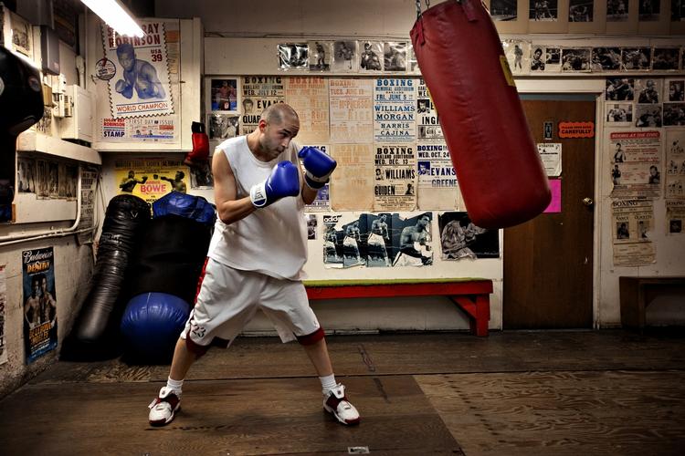 boksedrømme. Dwayne Dixon træner i Kings Gym i Oakland. Den amerikanske bokser havde i går besøg af Mikkel Kessler under træningen. 