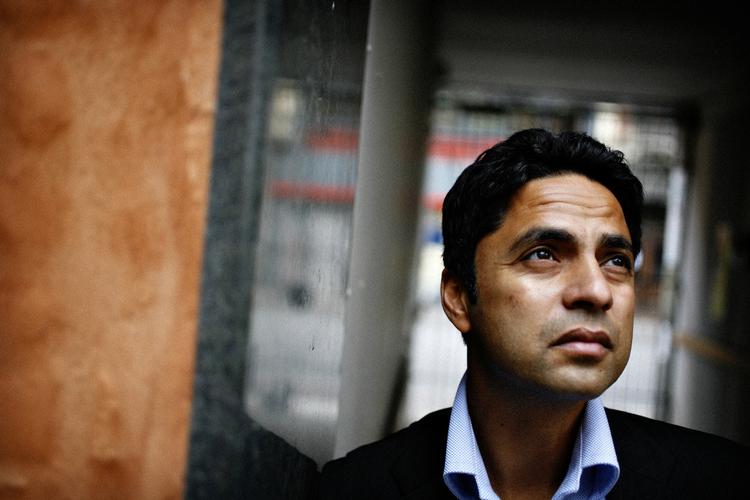 Tavshed. Manu Sareen er rasende over Bondams aftale med Dansk Folkeparti, men han ønsker ikke at kommentere det. 