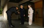 HILSEN. Er det høflighed eller højforrædderi, når USA's præsident Barack Obama bukker efter japansk skik ved sit møde med den japanske kejser? Amerikanerne er uenige. 