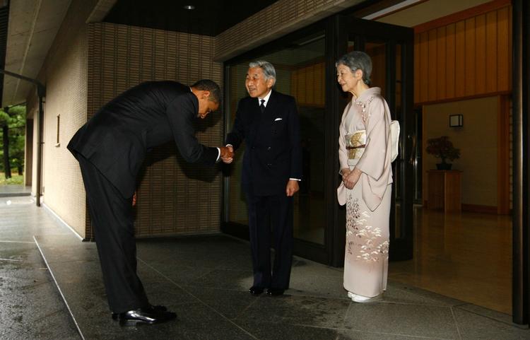 HILSEN. Er det høflighed eller højforrædderi, når USA's præsident Barack Obama bukker efter japansk skik ved sit møde med den japanske kejser? Amerikanerne er uenige. 