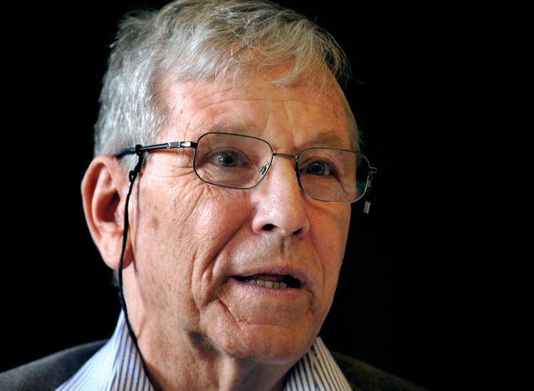 Nyt og universelt. I de fleste af 70-årige Amos Oz' romaner er hovedpersonen dybt involveret i den israelsk-arabiske konflikt. Men den nye 'Vers om livet og døden' kunne foregå overalt i verden. Arkivfoto: Eckehard Schulz/AP 