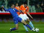 overrevet. Italiens Giorgio Chiellini glider ind i en hård tackling af Hollands Robin van Persie, som måtte forlade banen på en båre. Arkivfoto. 