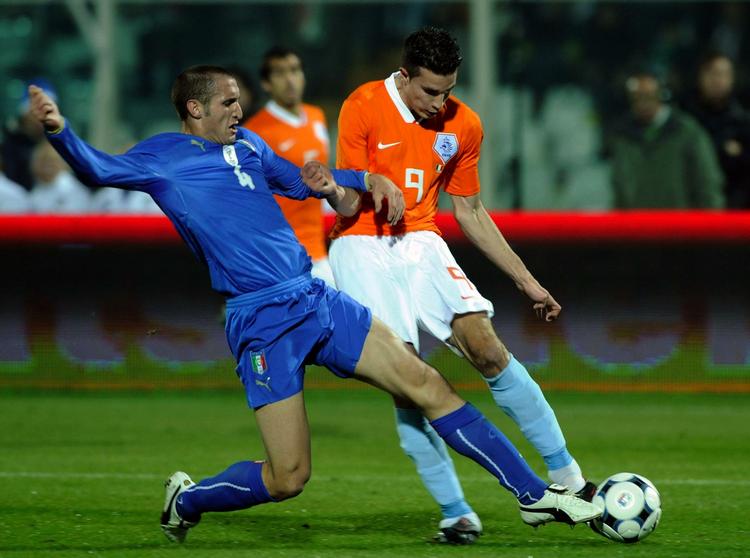 overrevet. Italiens Giorgio Chiellini glider ind i en hård tackling af Hollands Robin van Persie, som måtte forlade banen på en båre. Arkivfoto. 