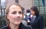 Herretur. Emilie Turunen fra SF deltager i demonstrationen for en ny EU-kommission, der ikke består af mænd alene. De kvindelige demonstranter har klædt sig ud som mænd. 