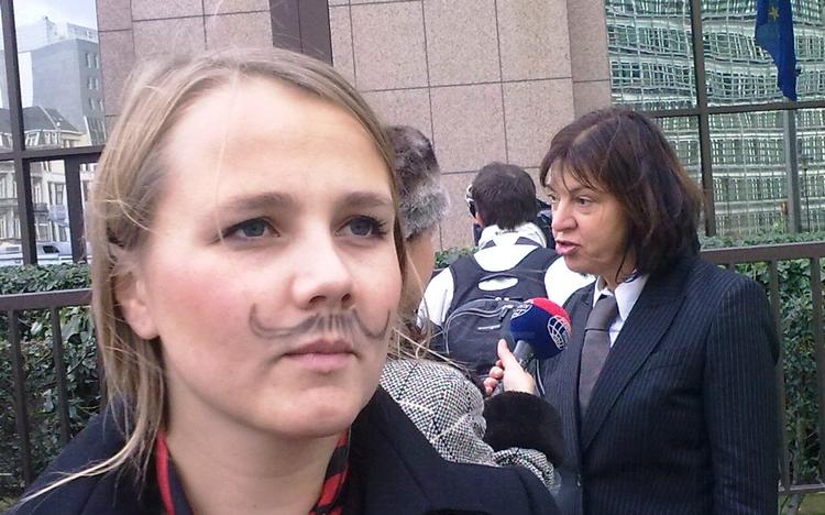 Herretur. Emilie Turunen fra SF deltager i demonstrationen for en ny EU-kommission, der ikke består af mænd alene. De kvindelige demonstranter har klædt sig ud som mænd. 