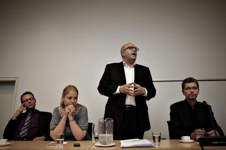 Helt. I nat gik Klaus Bondam fra rød til blå blok. Nu får han ros fra Enhedslisten. 