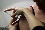 Patienter står i kø hos lægerne for at blive vaccineret. 