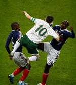 ude. Robbie Keane (i midten) spillede en stor kamp, men kunne ikke forhindre Frankrig i at snuppe VM-billetterne. 