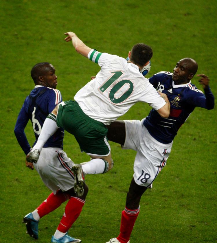 ude. Robbie Keane (i midten) spillede en stor kamp, men kunne ikke forhindre Frankrig i at snuppe VM-billetterne. 