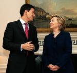 Attraktiv. Hilary Clinton kalder sin britiske kollega  kraftfuld, attraktiv - og så ung... Billedet er taget, da de to udenrigsministre mødtes i  London i oktober. 